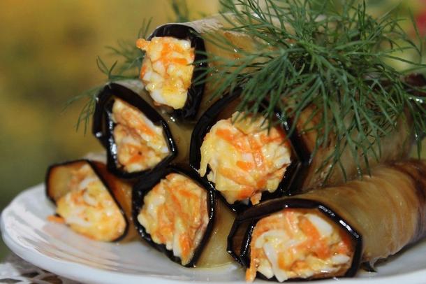 Рулетики из баклажан с сырно-морковной начинкой