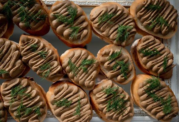 Брускетта с паштетом из куриной печени с зеленью