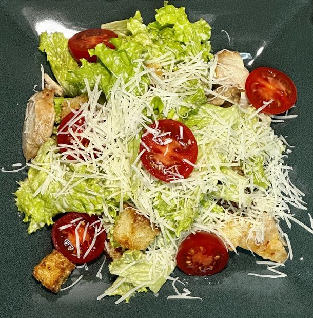 Салат мини-Цезарь с курочкой