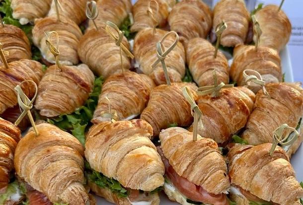 Мини круассан с сыром и овощами