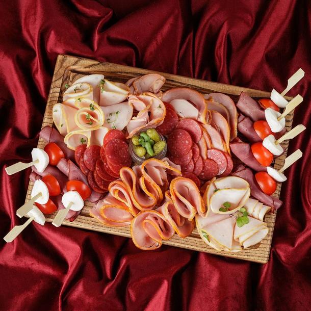 Нарезка из мясных деликатесов
