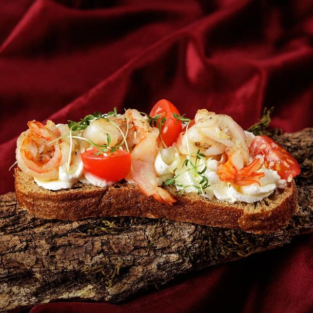 Брускетта с королевской креветкой