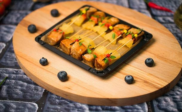 Канапе с куриным филе и ананасом фламбе