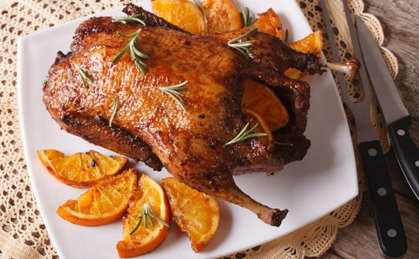 Утка, запеченная целиком, с яблоками и клюквой