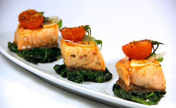 Филе лосося фаршированное соусом "Песто", на подушке из припущенного в сливках шпината