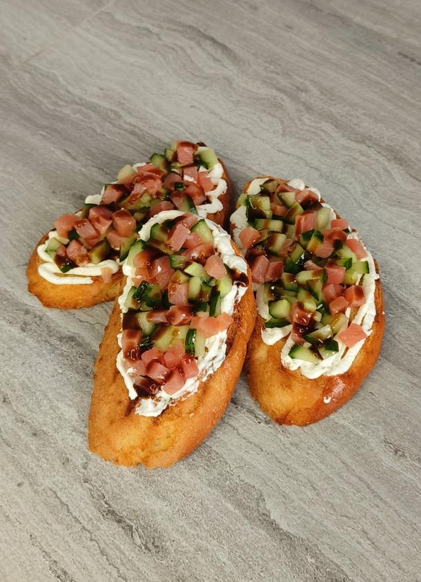 Брускетта с лососем и огурцом Брускетта с лососем и огурцом