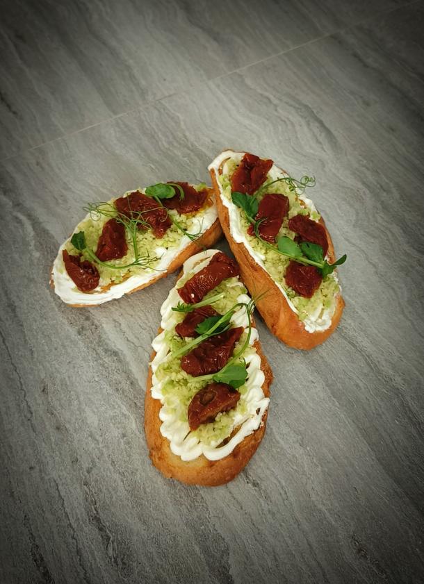 Брускетта с гуакомоле и вяленым томатом. Брускетта с гуакомоле и вяленым томатом.