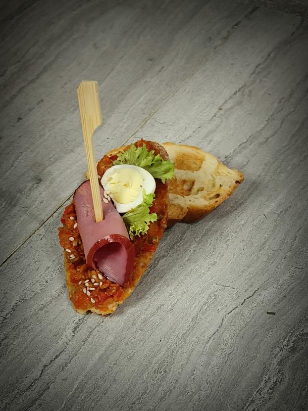 Брускетта с говядиной и овощным риетом. Брускетта с говядиной и овощным риетом.