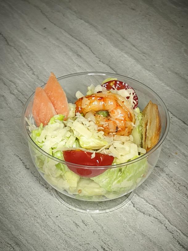 Минисалат Цезарь с королевской креветкой.