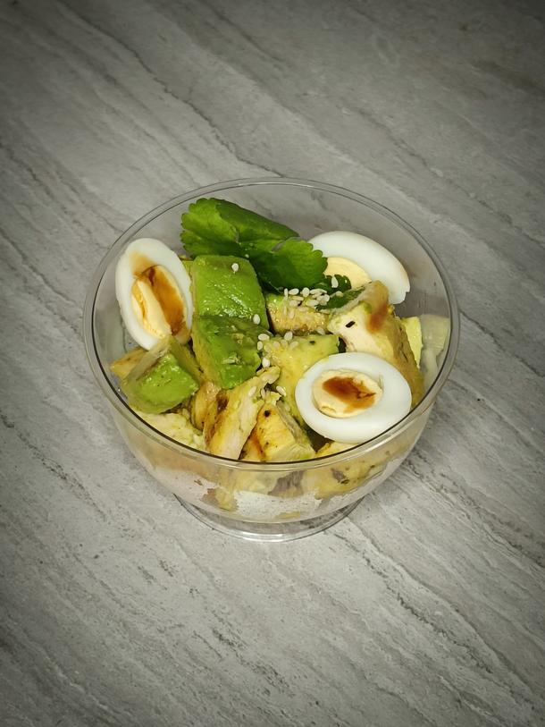 Минисалат с авокадо и курочкой гриль.