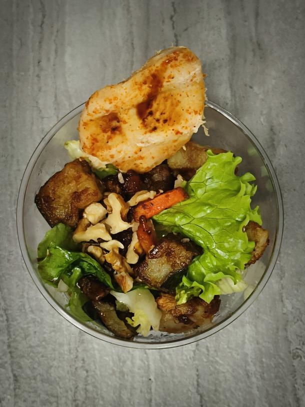 Минисалат азиатский Курочка с хрустящим баклажаном и грецким орехом.