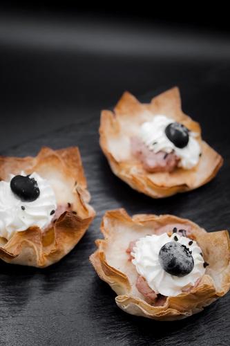 Тарталетка с утиным паштетом, сырным муссом и свежей ягодой