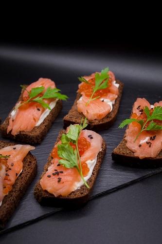 Брускетта с лососем и икрой на ржаном хлебе