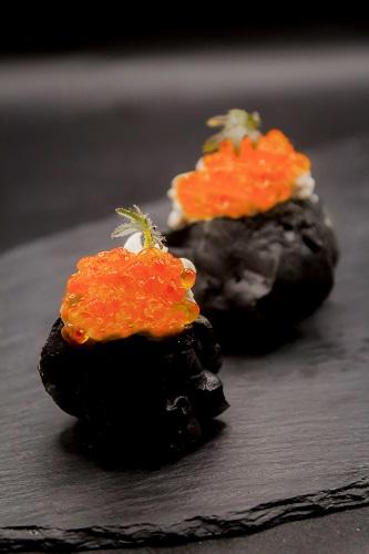 Чёрные профитроли с Красной икрой и сырным муссом