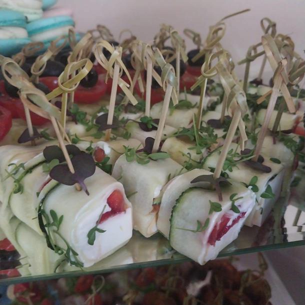 Ролл из цукини с сыром Фета и свежей клубники