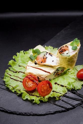 Ролл из сырной Тортильи с лососем