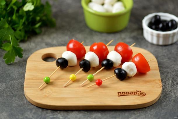 Канапе с томатом Черри, сыром Моцарелла и маслиной/оливкой