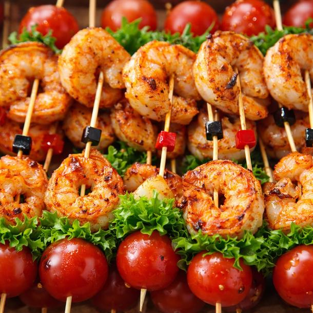 Канапе с тигровой креветкой и томатом Черри