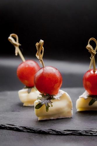 Канапе с сыром Бри и виноградом