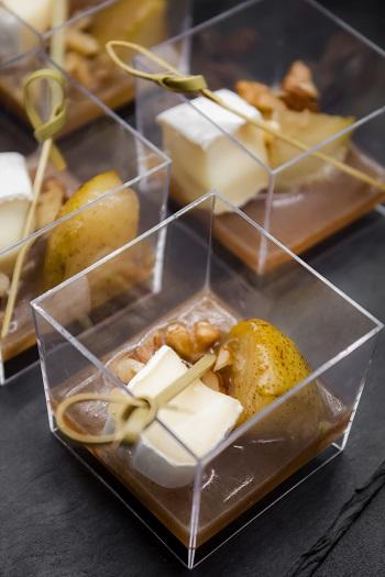 Канапе с сыром Камамбер и карамельной грушей