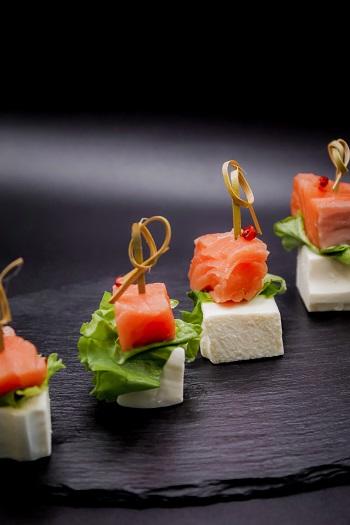 Канапе с лососем и сыром Фета с горошком перца Розе