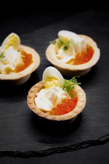 Песочная тарталетка со сливочным маслом, перепелинным яйцом и красной икрой