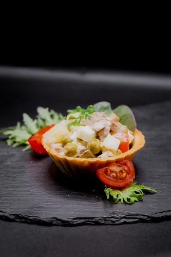 Песочная тарталетка с салатом "Оливье"