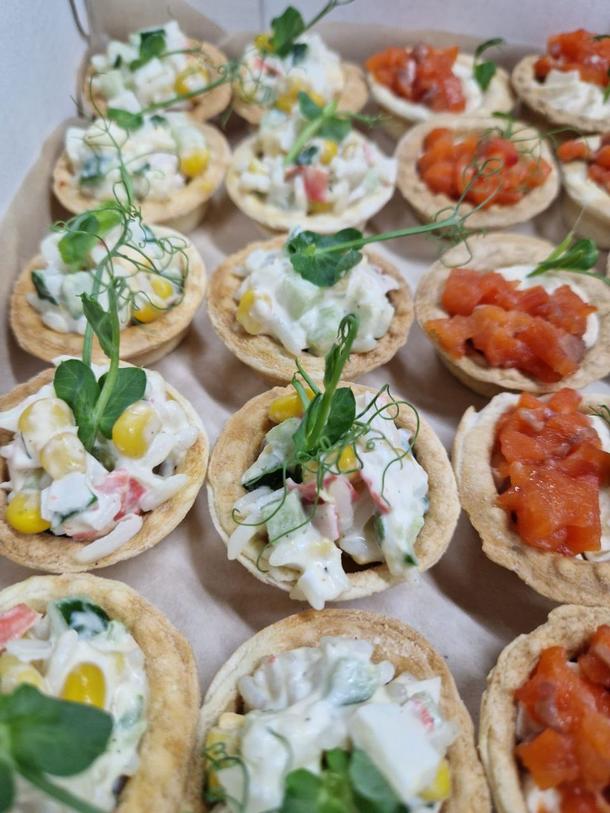 Песочная тарталетка с салатом "Крабовый"