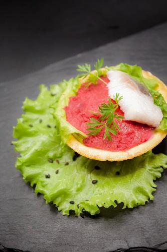 Песочная тарталетка с муссом "Сельдь под шубой"