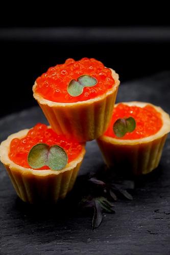 Тарталетка с лососевой икрой и сливочным сыром