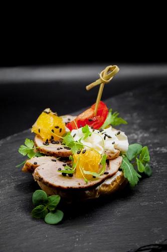 Брускетта с утиной грудкой апельсиновым конкасе