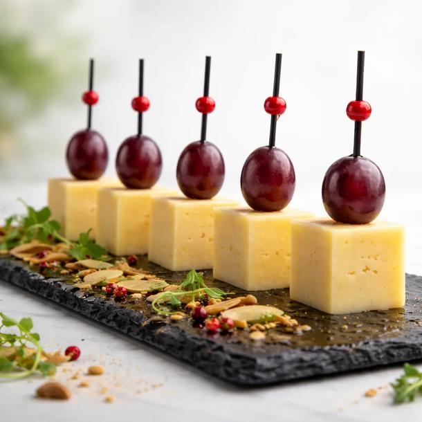 Канапе с сыром и виноградом Канапе с сыром и виноградом