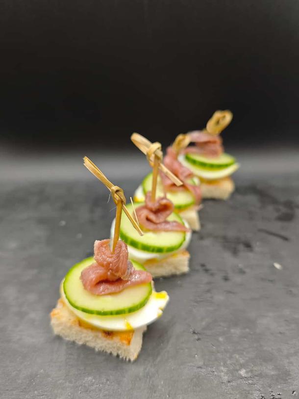 Канапе с анчоусом и огурцом на ржаном тосте