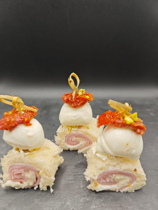 Канапе из рулетика Мортаделла с сыром Моцарелла и вяленым томатом