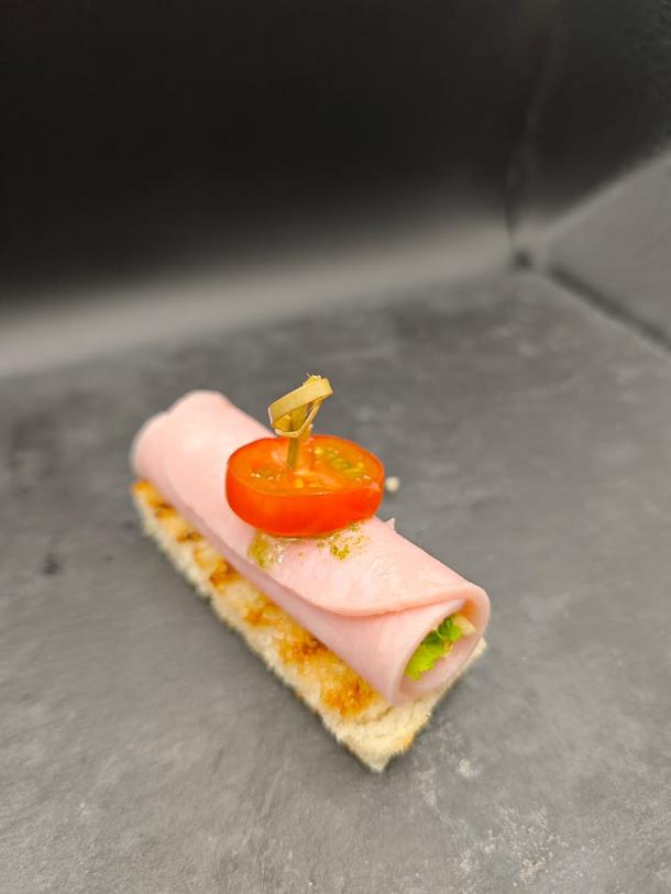 Канапе с рулетом из индейки с яичным салатом и рукколой на пшеничном тосте