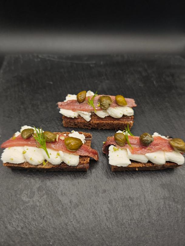 Лимонно-сырный тост с филе анчоуса и каперсами на ржаном тосте