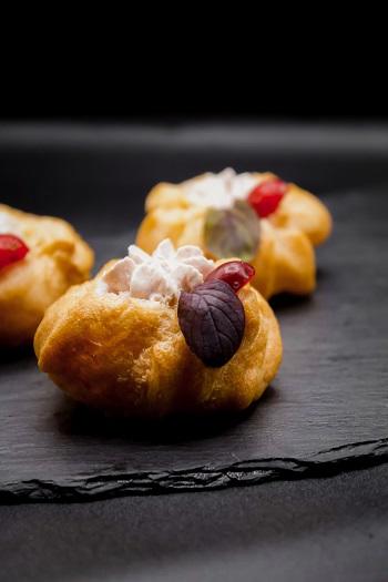 Профитроли с паштетом из гусиной печени