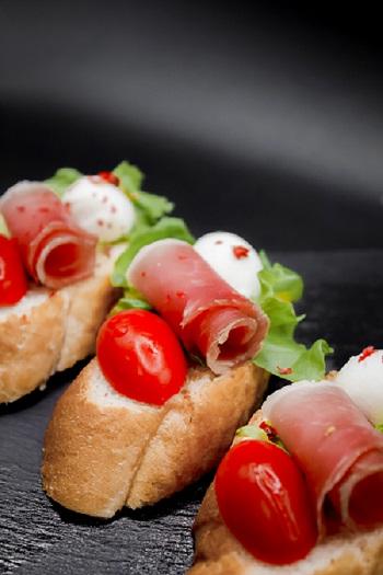 Брускетта с Пармской ветчиной и томатом Черри