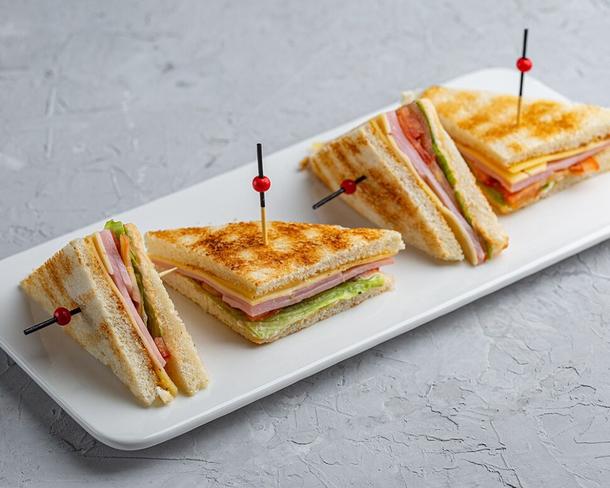 Сэндвич с ветчиной, сыром и огурцом