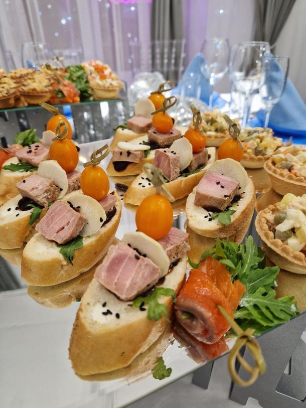 Брускетта с тунцом-гриль, кунжутом и соусом Терияки