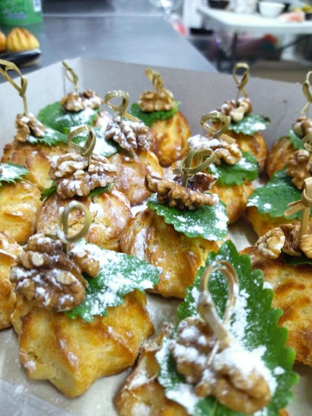 Профитроли со сгущенкой и грецким орехом