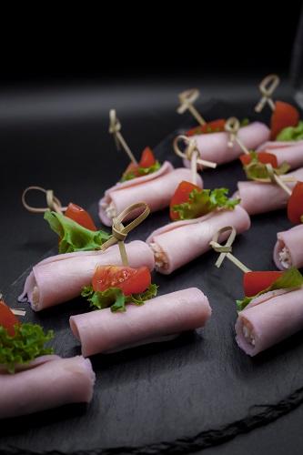 Ветчинные рулетики с куриной грудкой и сыром