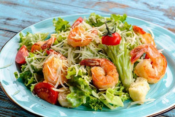 Салат «Цезарь» с креветками 200гр