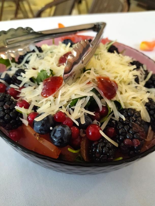 Салат с вяленой индейкой и ягодным соусом 180гр