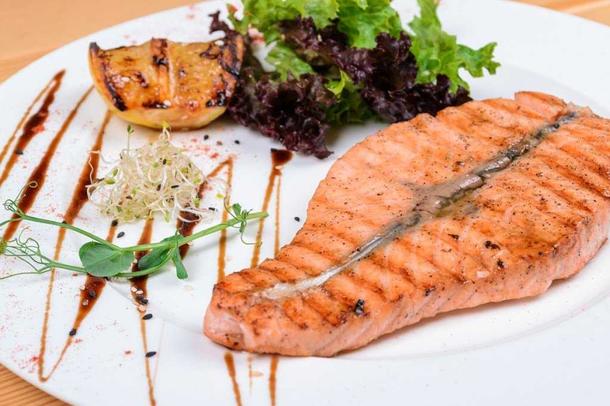 Стейк из семги на гриле