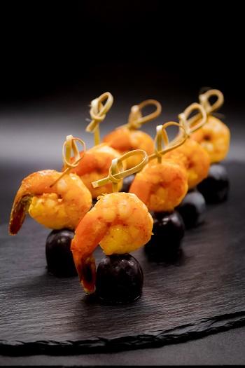 Канапе с тигровой креветкой и виноградом Канапе с тигровой креветкой и виноградом