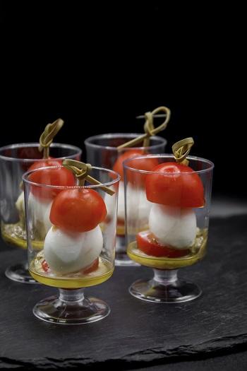 Сыр Моцарелла с томатами Черри и соусом Песто