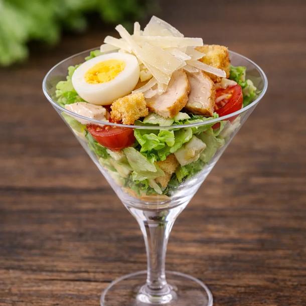 Салат 70гр «Цезарь» с куриным карпачо и пармезановой стружкой Салат 70гр «Цезарь» с куриным карпачо и пармезановой стружкой