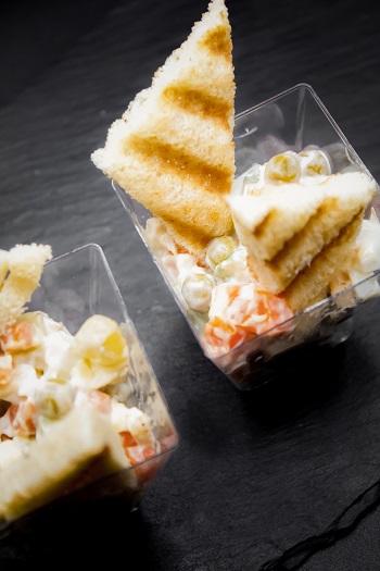 Салат «Оливье» с курицей и французскими тостами