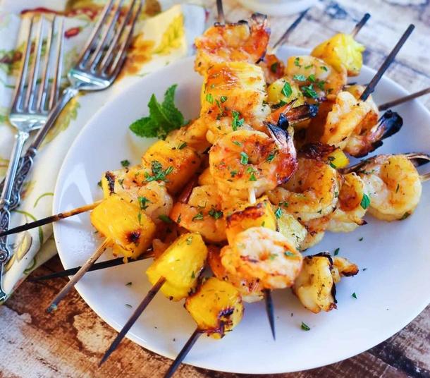 Шашлычок из креветок и ананаса с тайским соусом